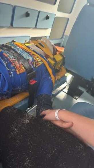 Thomás, surfista colombiano, em atendimento segurando a mão da companheira Luiza