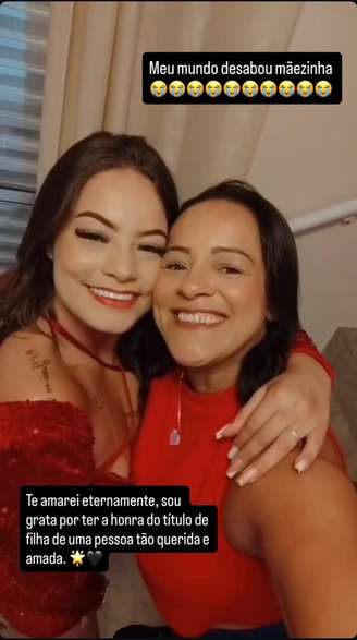 Francielly Rebelo (à esquerda) fez homenagem à mãe, Simone Pereira de Oliveira.