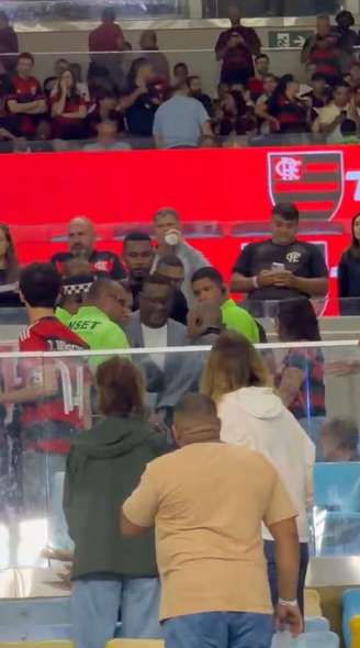 Pai do Gerson (no centro, de camisa branca e jaqueta cinza), jogador do Cruzeiro, saindo do Maracanã após ser hostilizado pela torcida do Flamengo