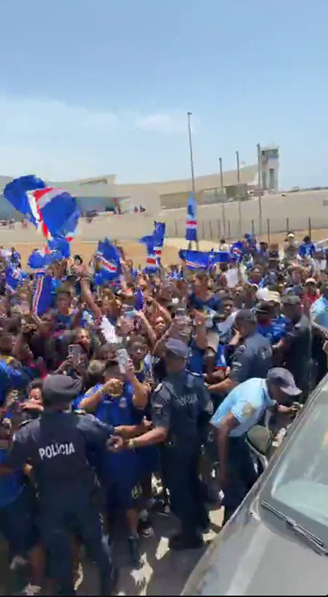 Torcedores participam de carreata com a seleção de Cabo Verde