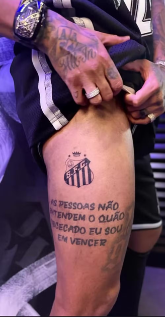 Neymar fez tatuagem do escudo do Santos