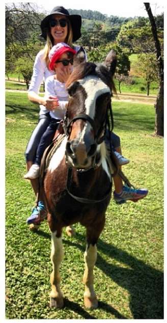 Ticiane e Rafaella aproveitaram o domingo para andar a cavalo