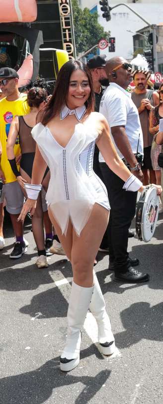 Alessandra Negrini de fantasia branca.