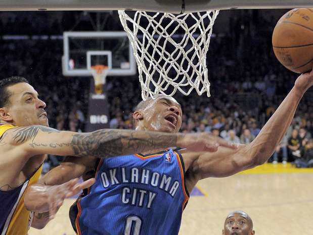 Russell Westbrook, derecha, del Thunder de Oklahoma City dispara con la defensa de Matt Barnes de los Lakers de Los Angeles en el partido del jueves 29 de marzo de 2012, en Los Angeles. Foto: Mark J. Terrill / AP