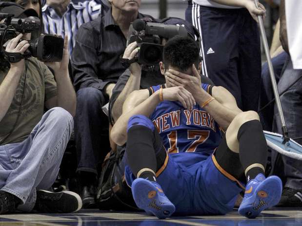 En esta fotografía de archivo del 6 de marzo de 2012, Jeremy Lin de los Knicks de Nueva York se cubre el rostro tras recibir una falta durante un partido de la NBA frente a los Mavericks de Dallas, en esa ciudad. Lin fue operado de la rodilla el lunes 2 de febrero de 2012. Foto: Tony Gutiérrez, archivo / AP