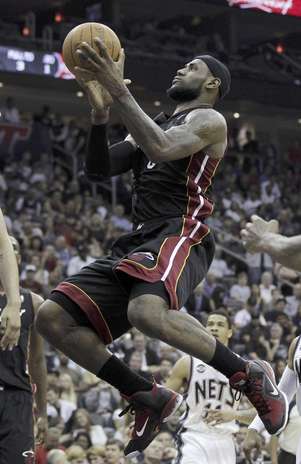 LeBron James del Heat de Miami dispara frente a los Nets de Nueva Jersey en el tercer período del partido del lunes 16 de abril de 2012, en Newark, Nueva Jersey. Foto: Julio Cortez / AP