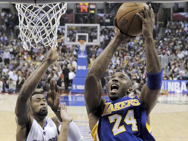 Kobe Bryant (24) de los Lakers de Los Angeles, dispara sobre el pivote de los Clippers de los Angeles DeAndre Jordan durante la primera mitad del encuentro del miércoles 4 de abril de 2012, en Los Angeles. Foto: Mark J. Terrill / AP