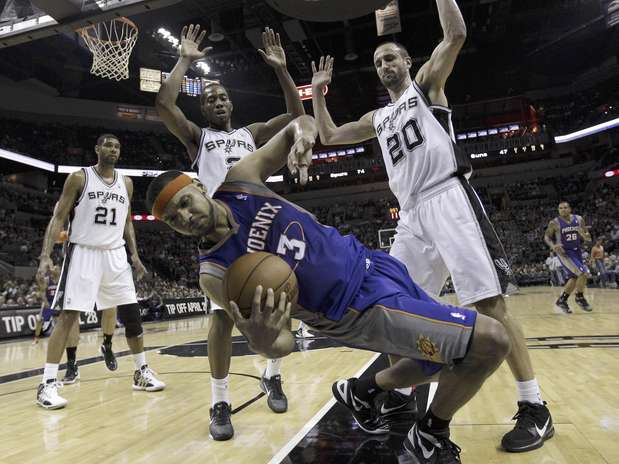 Jared Dudley (3) de los Suns de Phoenix cae luego de que el argentino Manu Ginóbili de los Spurs de San Antonio le cometiera falta durante el tercer período del partido del sábado 14 de abril de 2012, en San Antonio. Foto: Eric Gay / AP