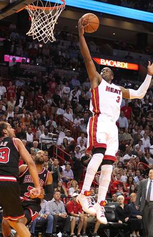 Dwyane Wade del Heat de Miami a punto de dejar una bandeja en el partido contra los Bulls de Chicago el jueves 19 de abril de 2012, en Miami. Foto: El Nuevo Herald, David Santiago) MAGS OU / AP