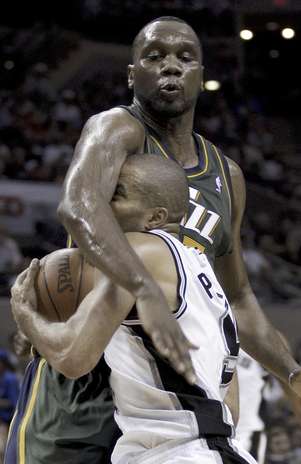 Tony Parker de los Spurs de San Antonio recibe una falta de Al Jefferson del Jazz de Utah en el partido de los playoffs el miércoles 2 de mayo de 2012. Foto: Eric Gay / AP