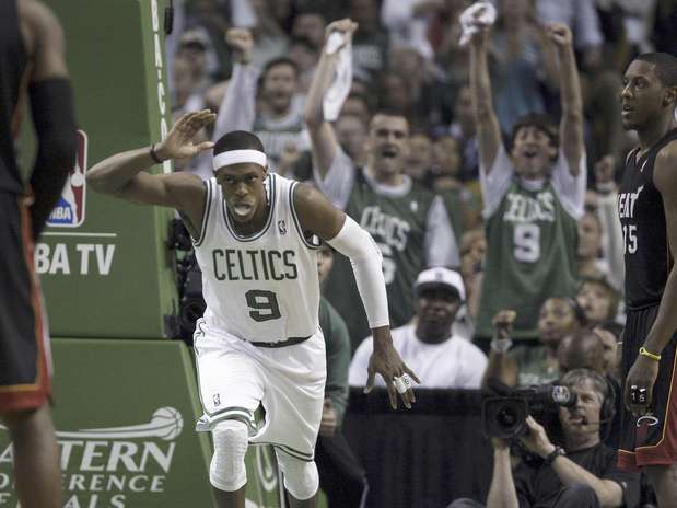 El base de los Celtics de Boston, Rajon Rondo, celebra después de clavar el balón en la cesta frente al Heat de Miami, durante el tercer periodo del tercer partido de la final de la Conferencia del Este, el viernes 1 de junio de 2012 Foto: Elise Amendola / AP