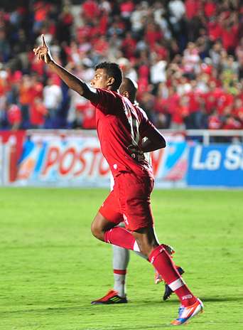 El encargado de cobrar fue Paulo Cesar Arango, quien anotó el segundo gol del América. Foto: Terra