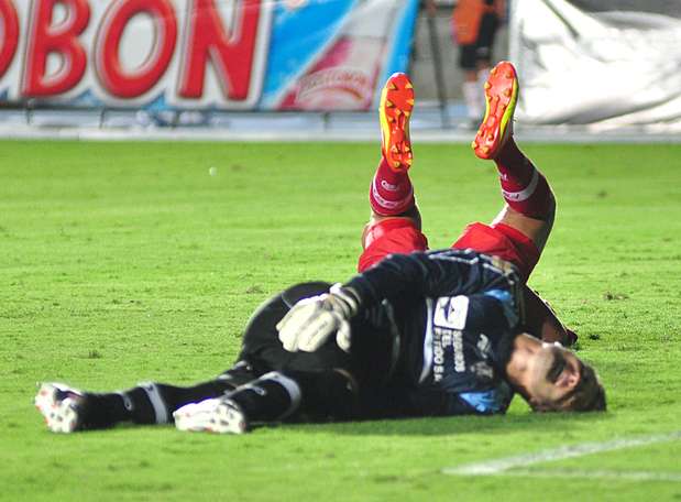 El portero Cesar Giraldo salvó a Fortaleza de llevarse más goles en contra. Foto: Terra