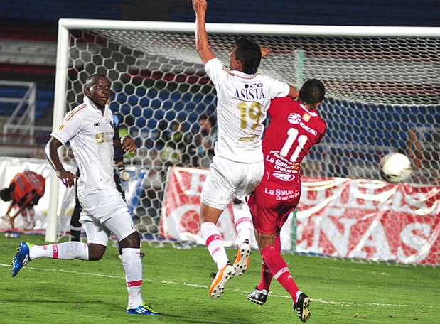 Aunque el que empezó dominando fue Fortaleza, que a los 5 minutos se fue arriba en el marcador con gol de Deivis Rodríguez.  Foto: Terra