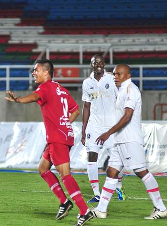 El local había logrado meter a Fortaleza en su campo, que se resignó a sólo defender y apostarle al contragolpe. Foto: Terra