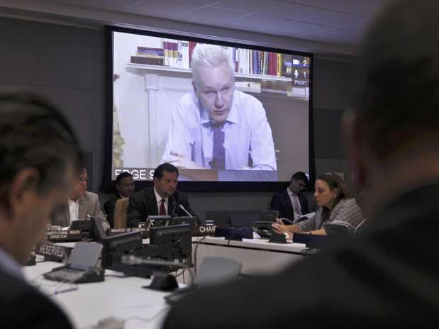 El fundador de WikiLeaks, Julian Assange habla por enlace de video a una reunión desde la embajada ecuatoriana en Londres durante la Asamblea General en la sede de la ONU, miércoles 26 de septiembre de 2012.  Foto: Jason DeCrow / AP