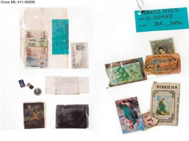 Entre los objetos encontrados en cadáveres de inmigrantes hay tarjetas de oración. Tienen la imagen de un santo o una escena sagrada acompañadas de un rezo. Foto: BBC en español